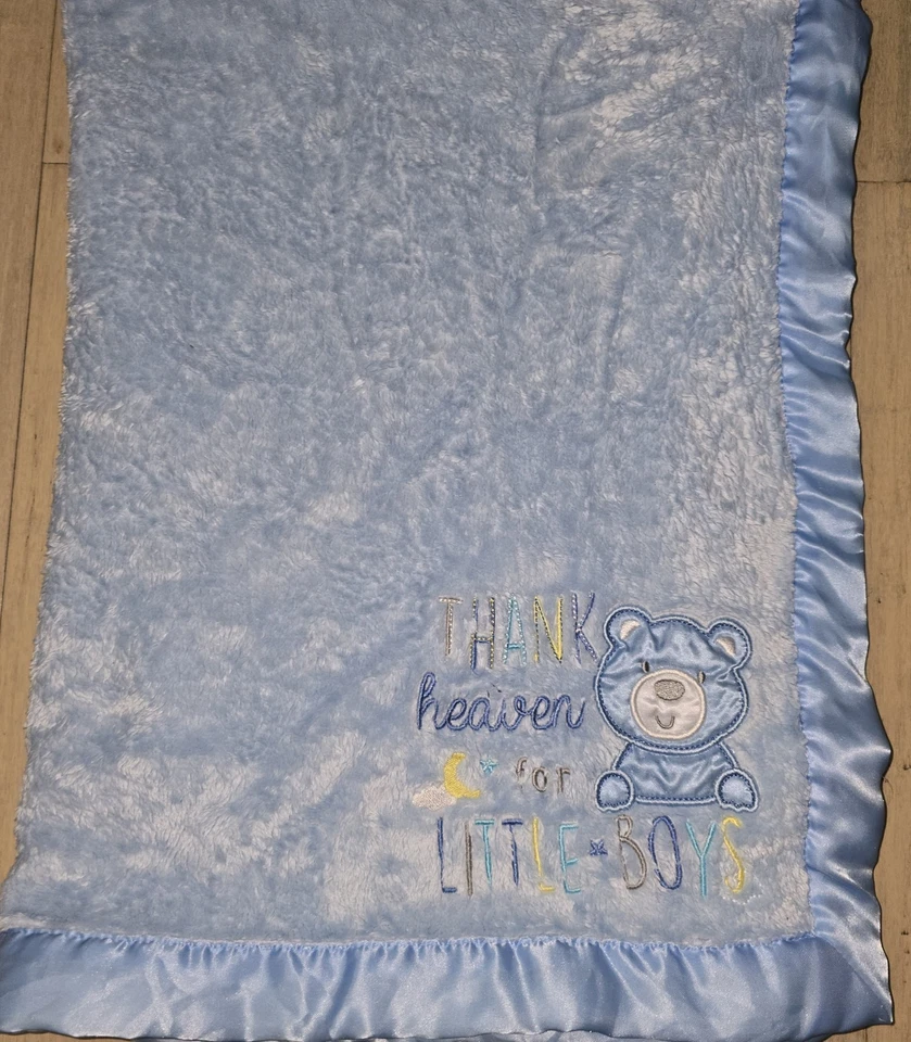 Cobertor Baby Essentials acabamento acetinado menino lance ursinho de pelúcia bordado graças aos céus - Imagem 3 de 4