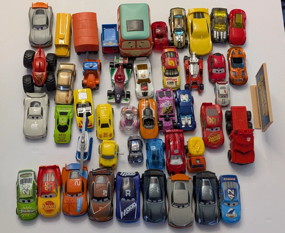 Lote de 40+ coches de juguete mixtos - Disney, Hot Wheels, diecast y plástico, algunos de cuerda Foto 2 de 4