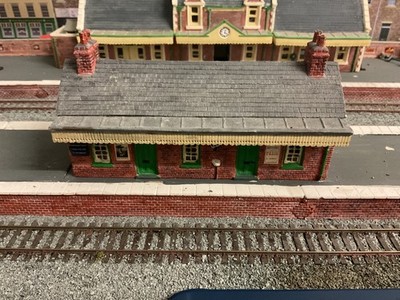 Stadtstraße ( Gips ) LNER Bahnhofsgebäude, handbemalt / voll detailliert.