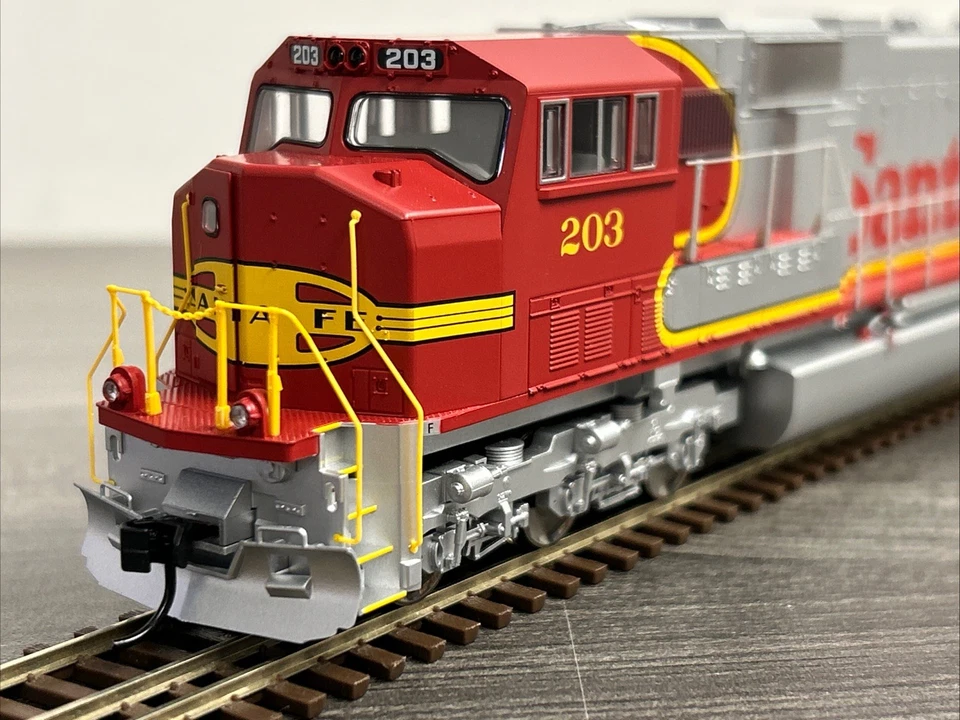 Walthers Mainline HO #910-11001 EMD SD75M Locomotive Santa Fe #203 NIB - CC - Image 3 of 4