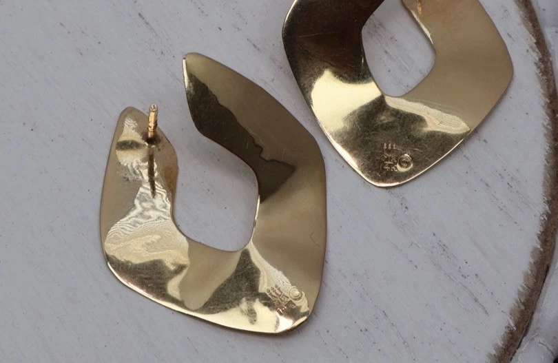 Aretes martillados de oro amarillo de 14 k James Avery 2,52 G / 1,1 pulgadas Foto 4 de 4