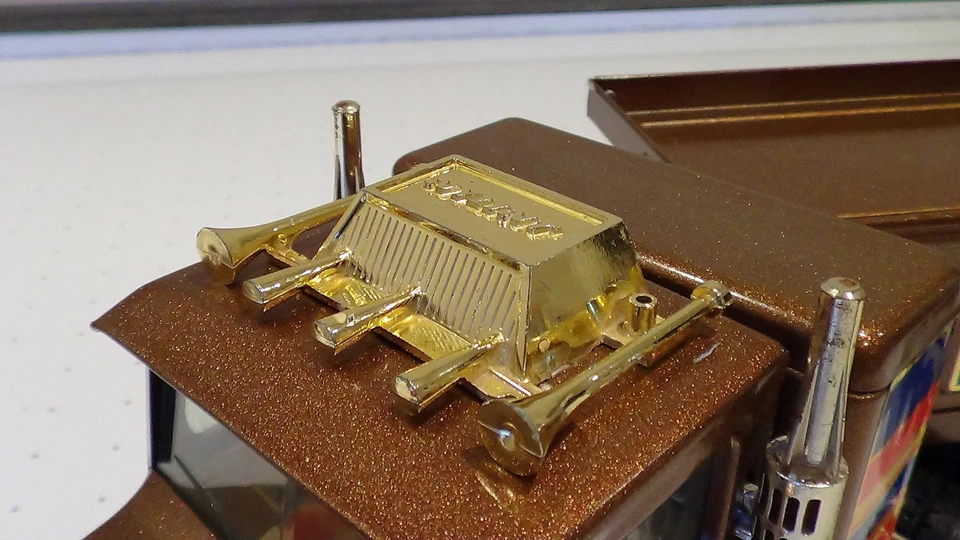 rare 1987 vintage NYLINT Freightliner semi truck gold Muscle Mover car carrier - Image 2 of 4