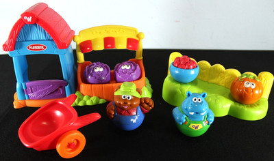 Playskool Weeble Wobbles Farm Barn Vegetable Market with Vegetables & 2 Farmers