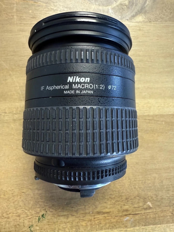 ¡Cinco lentes Nikon! 1. 24-85 1:3.5-4.5 VR 2.24-85 1:2.8-4D 3. Tres 18-55 1:3.5-5.6 Foto 3 de 4