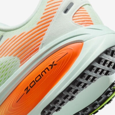 Nike Zoom Vomero 18 'Barely Green/Volt' (HM6803-300) Expeditedship