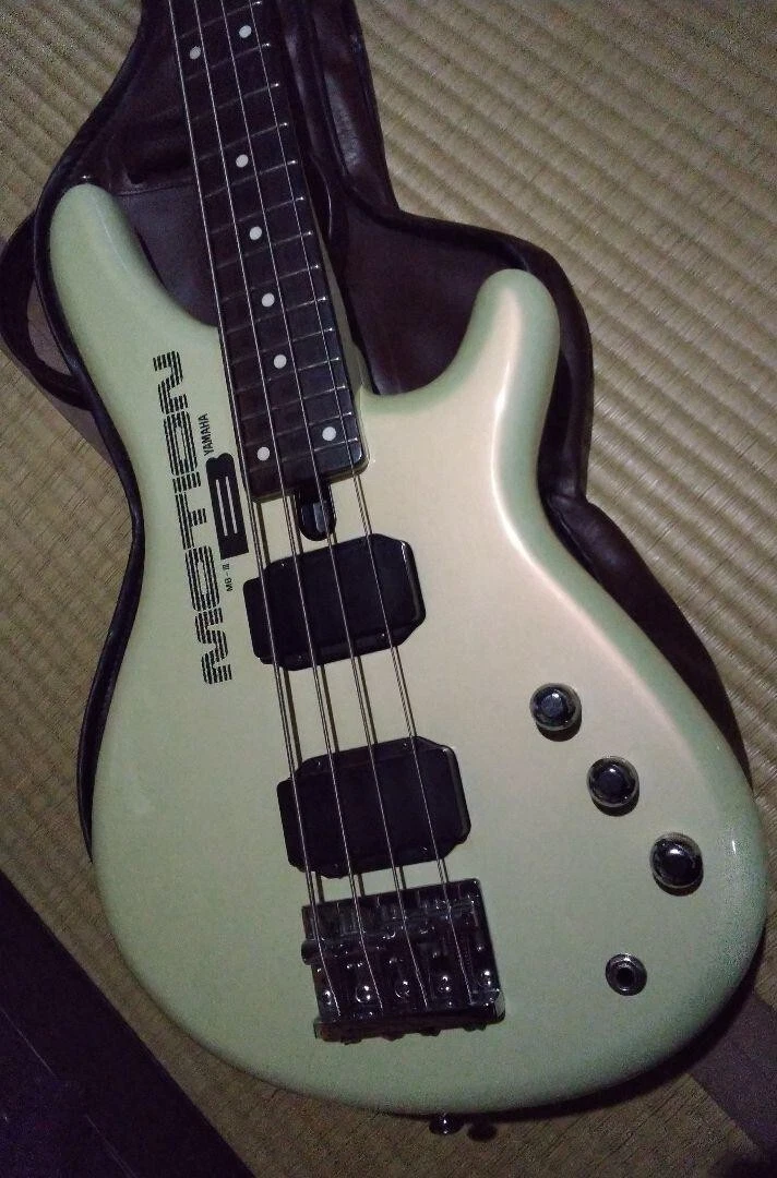 Yamaha Motion B MB-3 Pearl White Electric Bass Guitar with Case From Japan