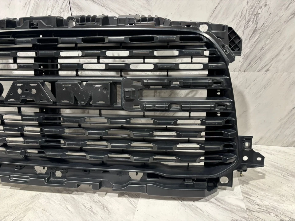 Dodge Ram 2500 3500 2019-2024 montaje de rejilla OEM parrilla central delantera 68386825af Foto 3 de 4
