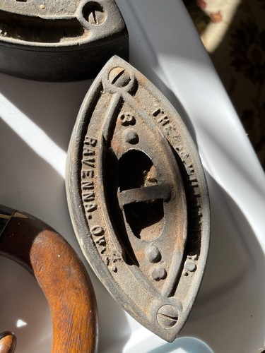Lot 3 A C WILLIAMS & Mrs Potts Cast Iron Sad Iron + Wooden Handle Antique - Picture 6 of 10