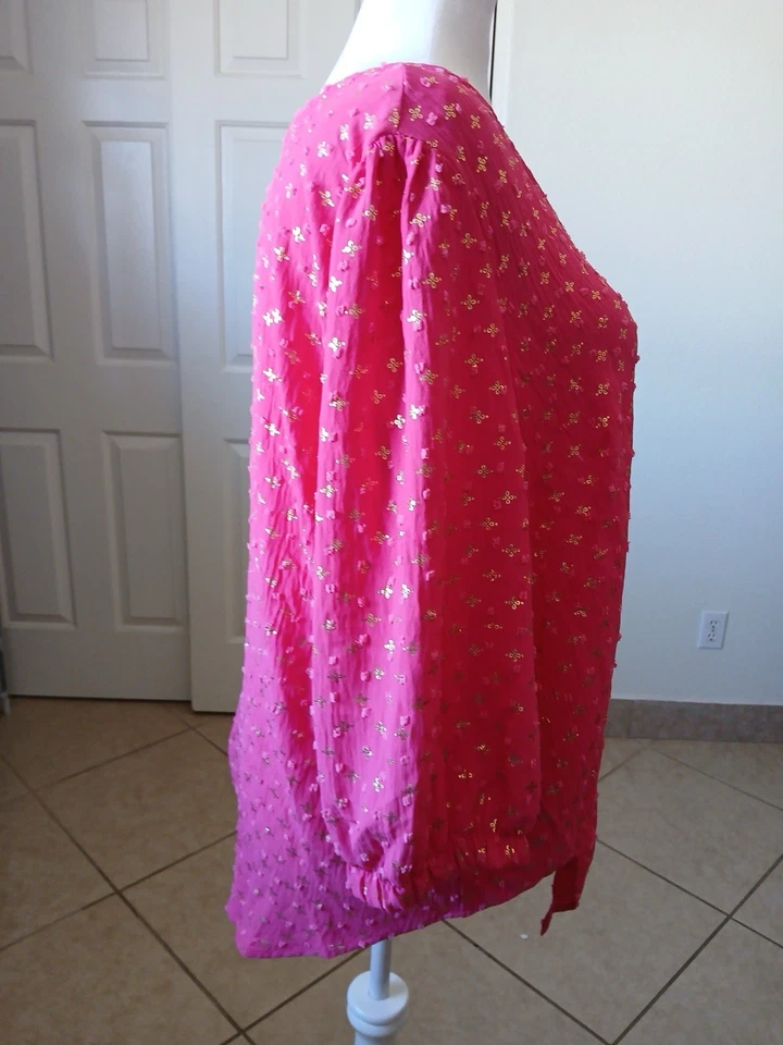 Blusa rosa para mujer Olivia & Martin mangas globo 3/4 2X cuello en V adornada Foto 3 de 4