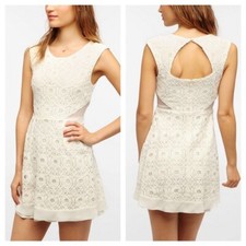 Women NWOT Urban Outfitters Kimchi Blue Camilla Medallion Cream Lace Dress Sz 6