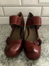 Lirio Portugal Women's EU 41 Red Leather Heels Button Unique Shoes Lovely VGUC