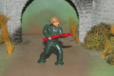 NEAR MINT BARCLAY LEAD TOY PODFOOT SOLDIER CHARGING IN SCARCE GREEN-1950