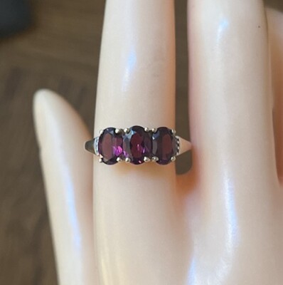 Ring 9 kt Gelbgold 2 kt Granat & Diamant mit drei Steinen, UK-Größe S