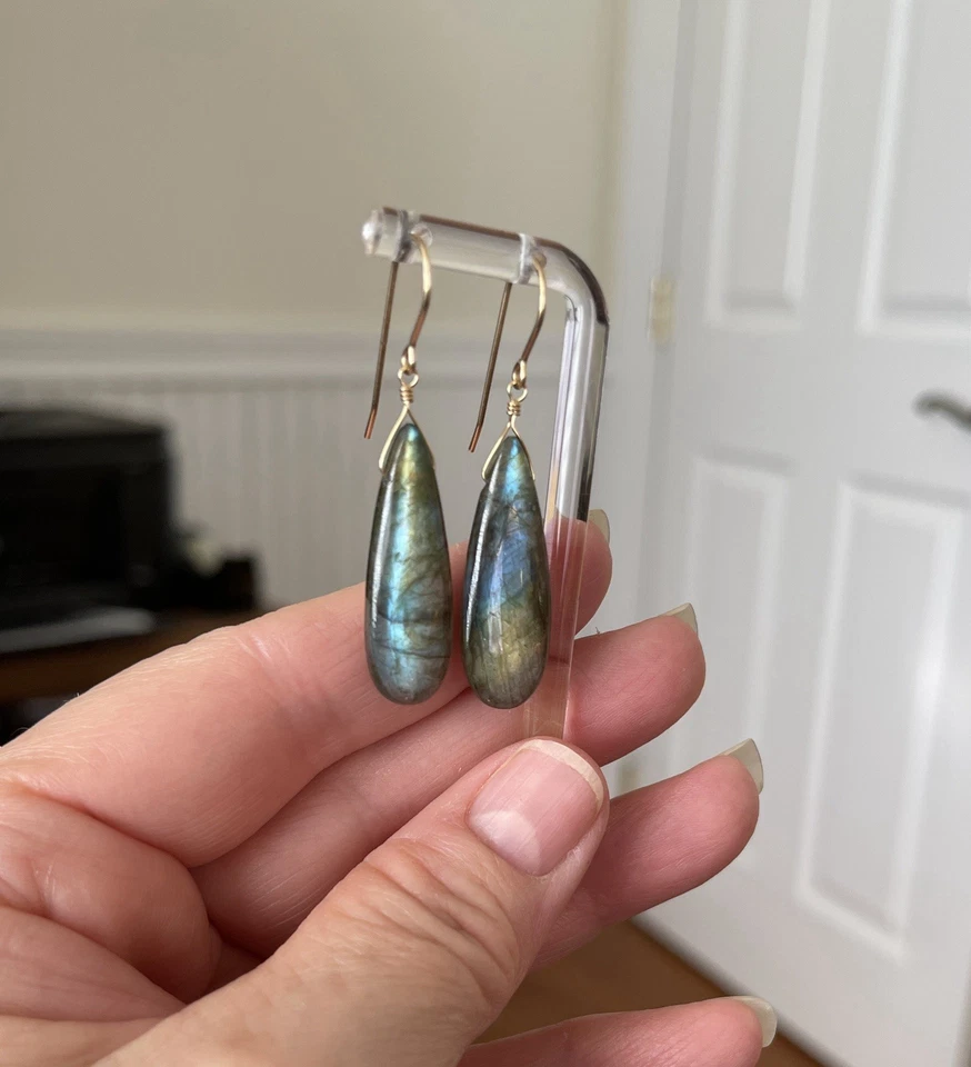 Pendientes colgantes de labradorita briolette natural relleno de oro de 14 quilates azul verde flash Foto 2 de 4