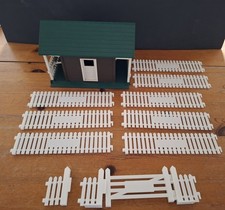 Scalextric Entrance Building plus Fencing with Gate.