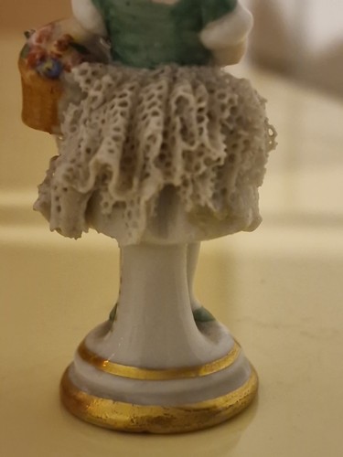 Müller & Co. Volkstedt? Porzellan Miniaturfigur Dame im Kleid, ca. 6x3 cm - Bild 8 von 8