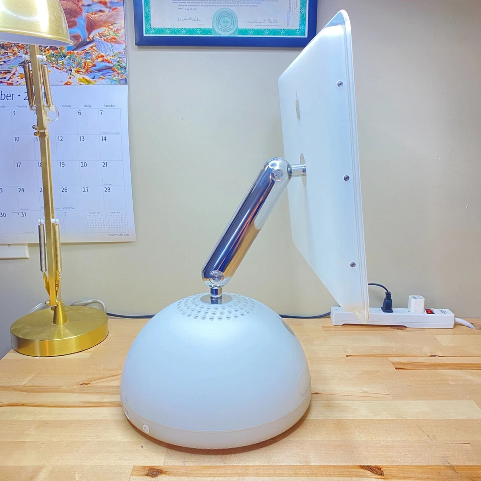 Apple iMac G4 Flat Panel 800MHz 256GB SSD 1GB RAM | OS 9 - OS X - WIN 98 - Image 3 of 4