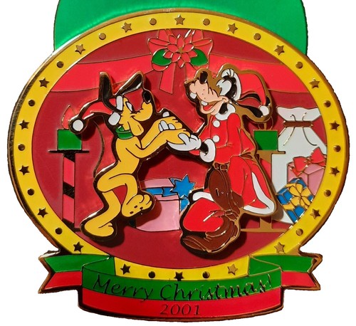 Grinch Sewing Santa Suit Figurine – Christmas In America - Foto 8