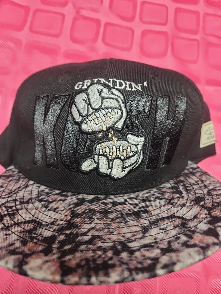 Nuevo sombrero de ala plana Cayler & Sons Snapback *grindin" Kush * negro Foto 2 de 4