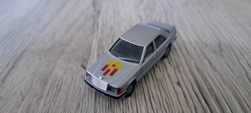 721 Spur H0 1:87 Herpa Mercedes 300 E silber mit Kerzen Decor auf der Motorhaube