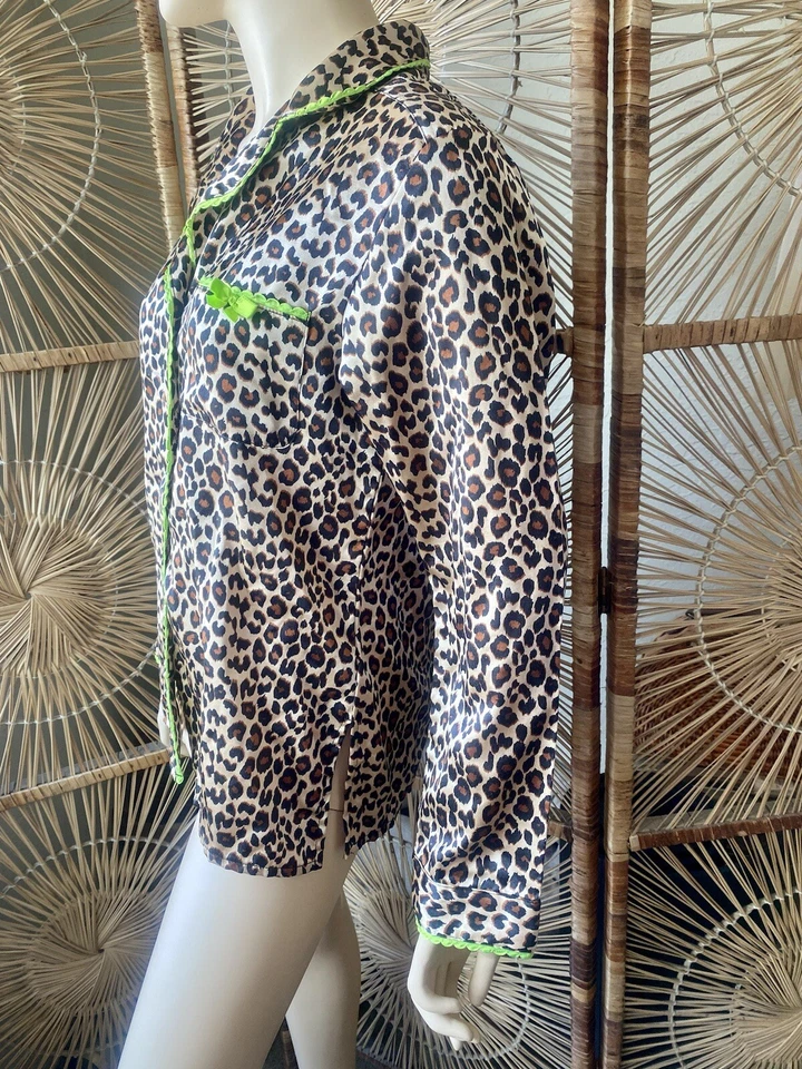 Top pijama satinado estampado leopardo íntimo Betsey Johnson talla pequeña verde lima Foto 3 de 4