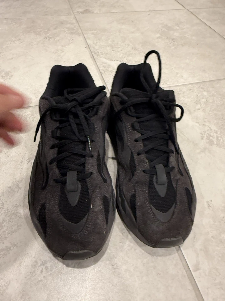 Talla 10.5 - Adidas Yeezy Boost 700 V2 Vanta Foto 2 de 4