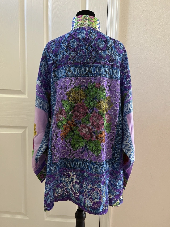 Blusa de gran tamaño floral de seda de alta costura VERSACE vintage con botones dorados, Foto 4 de 4
