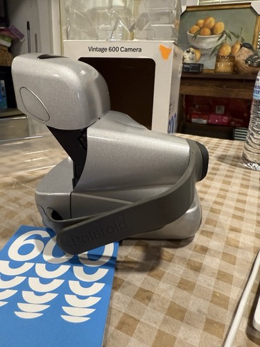 Polaroid 600 Round Instant Film Camera Silver Refurbished - Picture 13 of 20