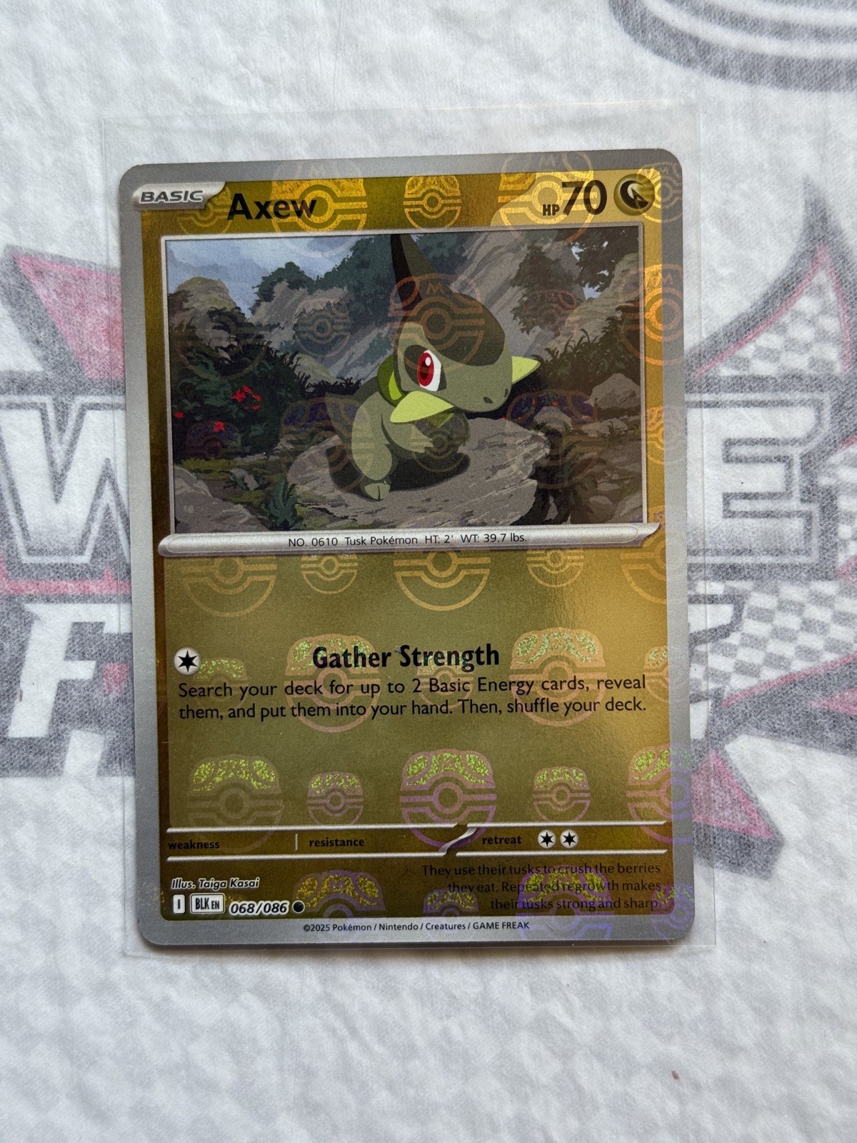 Pokémon Axew (Master Ball Pattern) 068/086 Pokémon TCG SV: Black Bolt (BLK)
