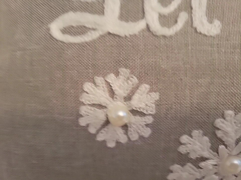 Travesseiro Let It Snow inverno Natal cinza com apliques e pérolas  - Imagem 4 de 4