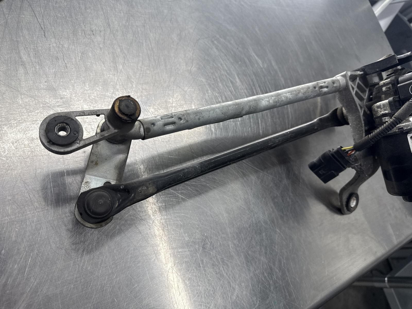 Maserati Ghibli 2014 Front Windshield wiper motor