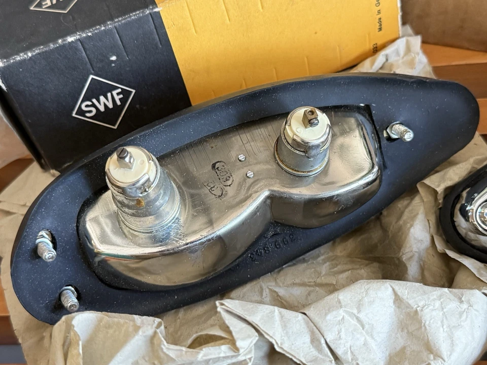 Conjuntos de señal de luz trasera izquierda y derecha originales Porsche NOS 356A 356B 356C Foto 2 de 3