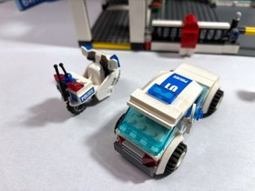 Lego City: Police:  Police Headquarters 7744 (2008) Retired. Instructions.