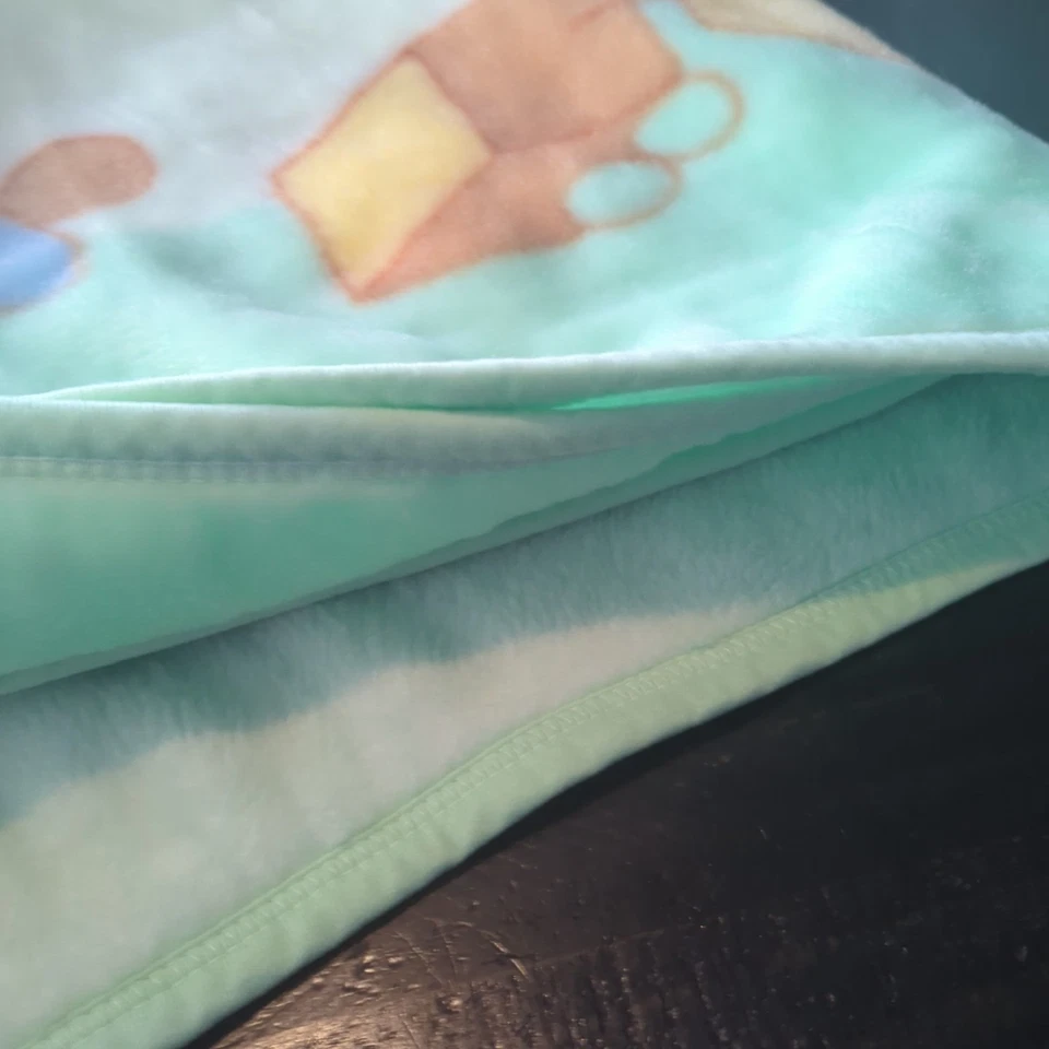 Manta de bebé de felpa de visón vintage ~ amarilla con temas de guardería unisex  Foto 3 de 4