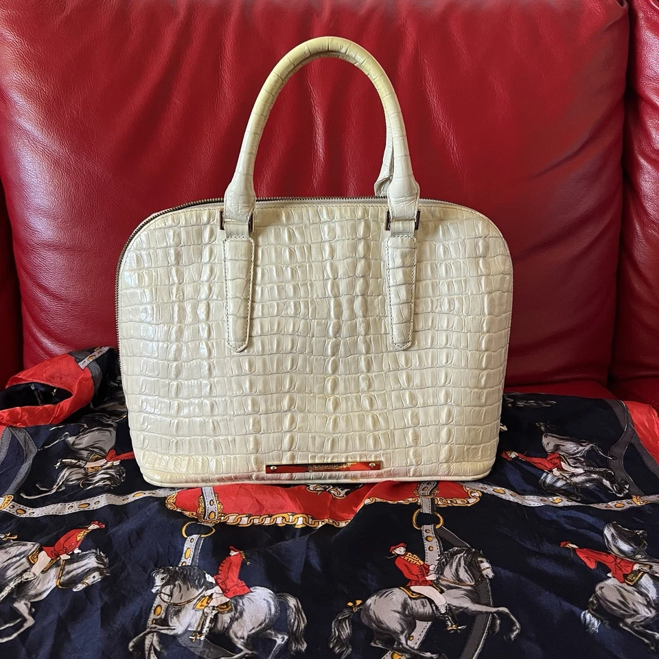 Bolso de mano Brahmin Vivian Dome de cuero en relieve de cocodrilo neutro Foto 3 de 4