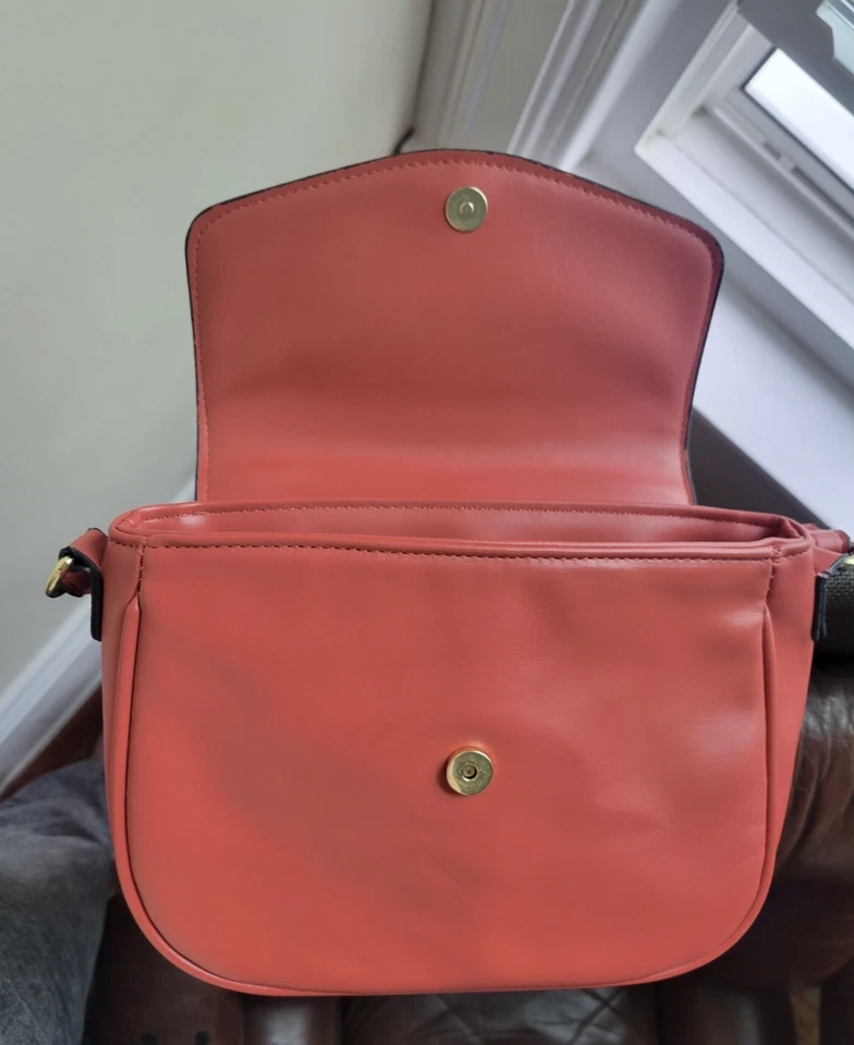 London Fog 斜挎包钱包珊瑚色褶饰静音橙色 — 第 3/4 张图片