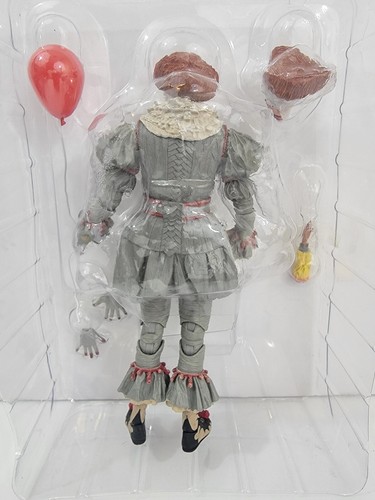 2018 NECA IT Ultimate 7" Pennywise Gamestop Exclusive Bloody Edition Lenticular - Picture 6 of 9