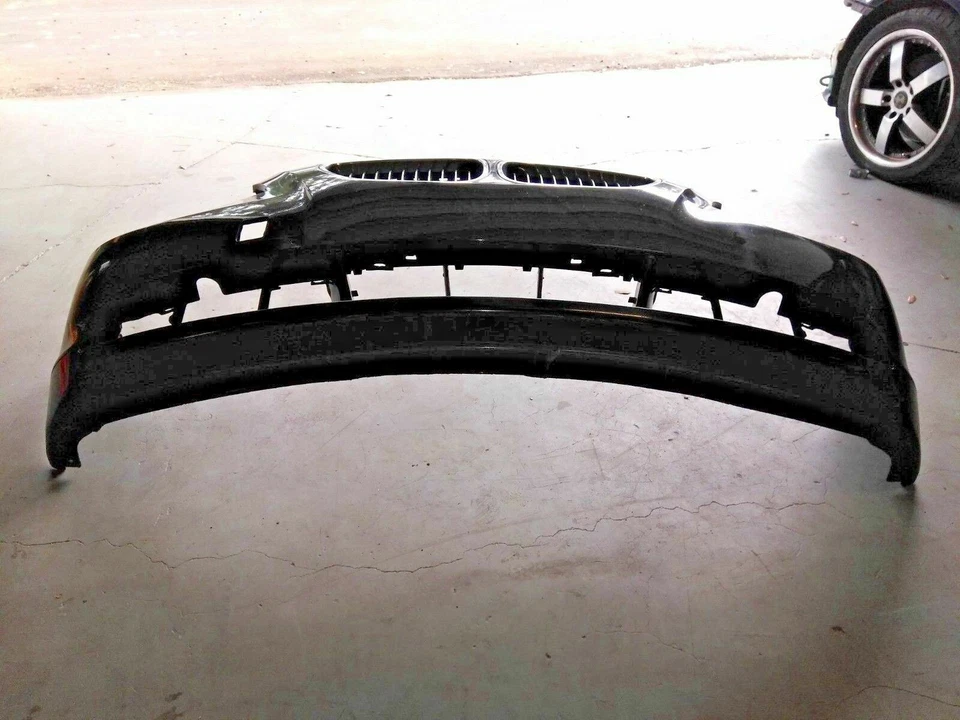 BMW 530i 2003-10 Front Bumper Cover w Kidney Grilles USED OEM PN: 51117111739 * - Image 3 of 4