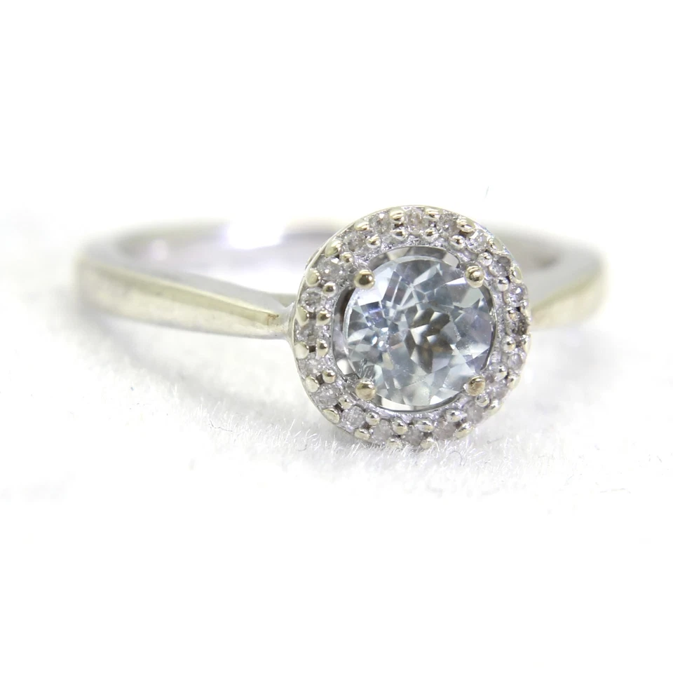 Anillo de oro blanco de 9 quilates con racimo de halo de diamantes y aguamarina de 0,20 quilates i ~ 4 1/2 Foto 3 de 4