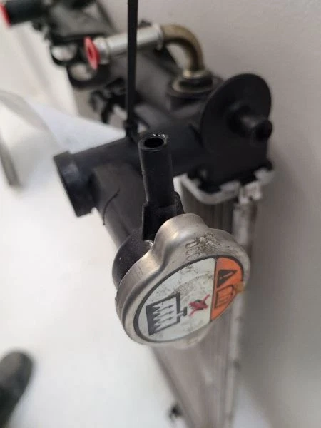 2011 12 2013 KIA FORTE 2.0L Radiator 253101M320 11-13 Foto 3 de 4