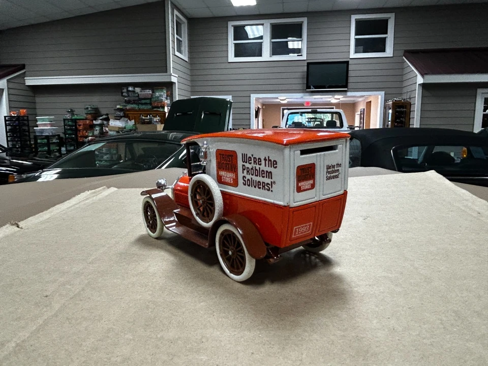 Liberty Classics 1916 Studebaker Panel Delivery Truck 1:25 Scale Metal Die Cast  - Image 3 of 4