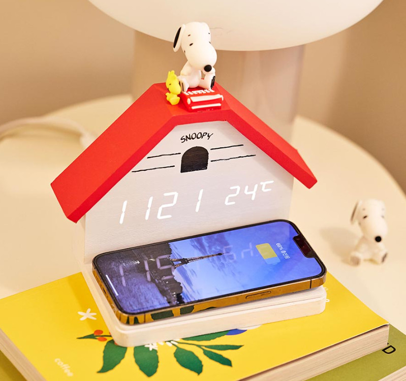 Snoopy House Desk Clock Wireless Charger (Genuine License)