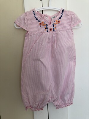 Carter s Baby Mädchen süß rosa & weiß gestreift bestickt Strampler Anzug 9M