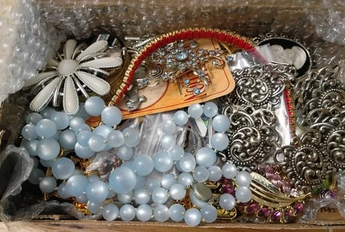 Vintage Costume Jewelry Lot Wear Resell Pin Brooch Sarah Coventry 1 LB +