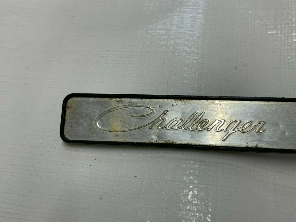 Dodge Challenger 1971-1974 tablero emblema Mopar placa de identificación moldura insignia Foto 3 de 4