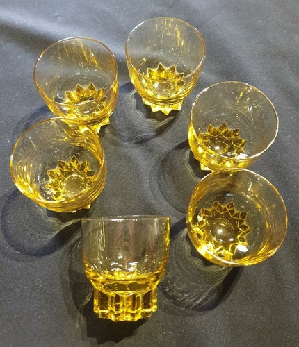 6 VERRES MOYENS ANCIENS VINTAGE COULEUR JAUNE PIED EN ETOILE HAUTEUR 7 CM  - Foto 1 di 5