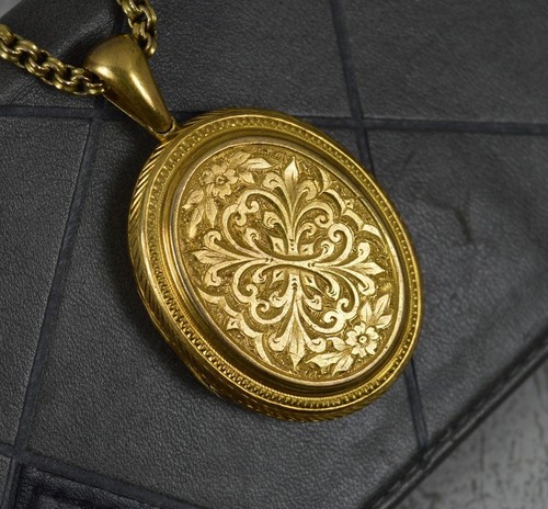 1879 viktorianisches massives 15 Karat Gold Medaillon und 16 Zoll lange Halskette Kette
