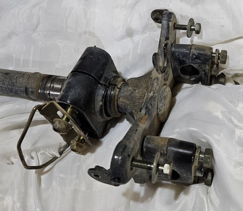 1998 Suzuki Quadrunner Steering Shaft Bushing Handle Bar Clamp Bracket... - Foto 3 di 3