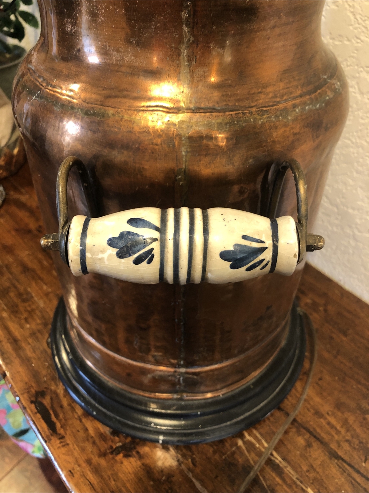 Vintage Hammered Copper Pot Turned Lamp Ceramic Blue And White Handles Super mile widziana nowa praca