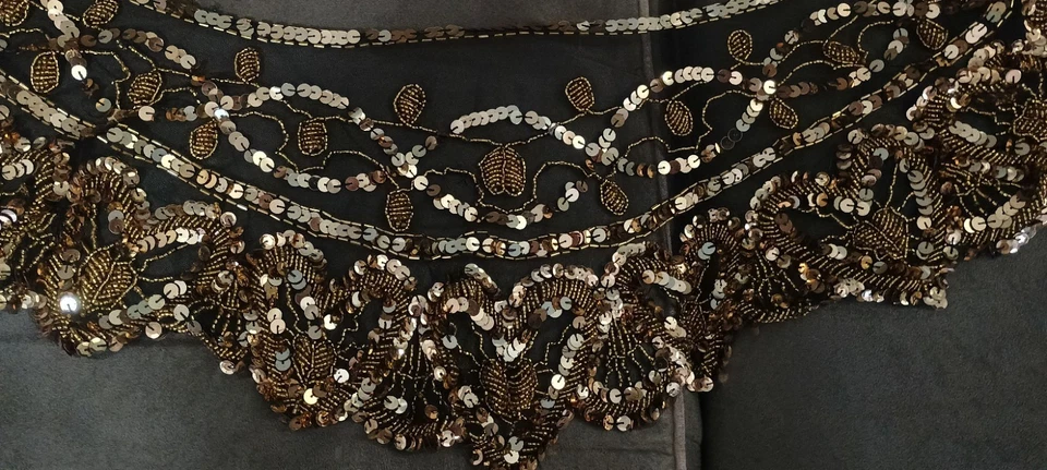 ¡Envoltura de chal vintage de los 90 con cuentas negras con cuentas doradas! Navidad, ¡muchos usos!! Foto 4 de 4